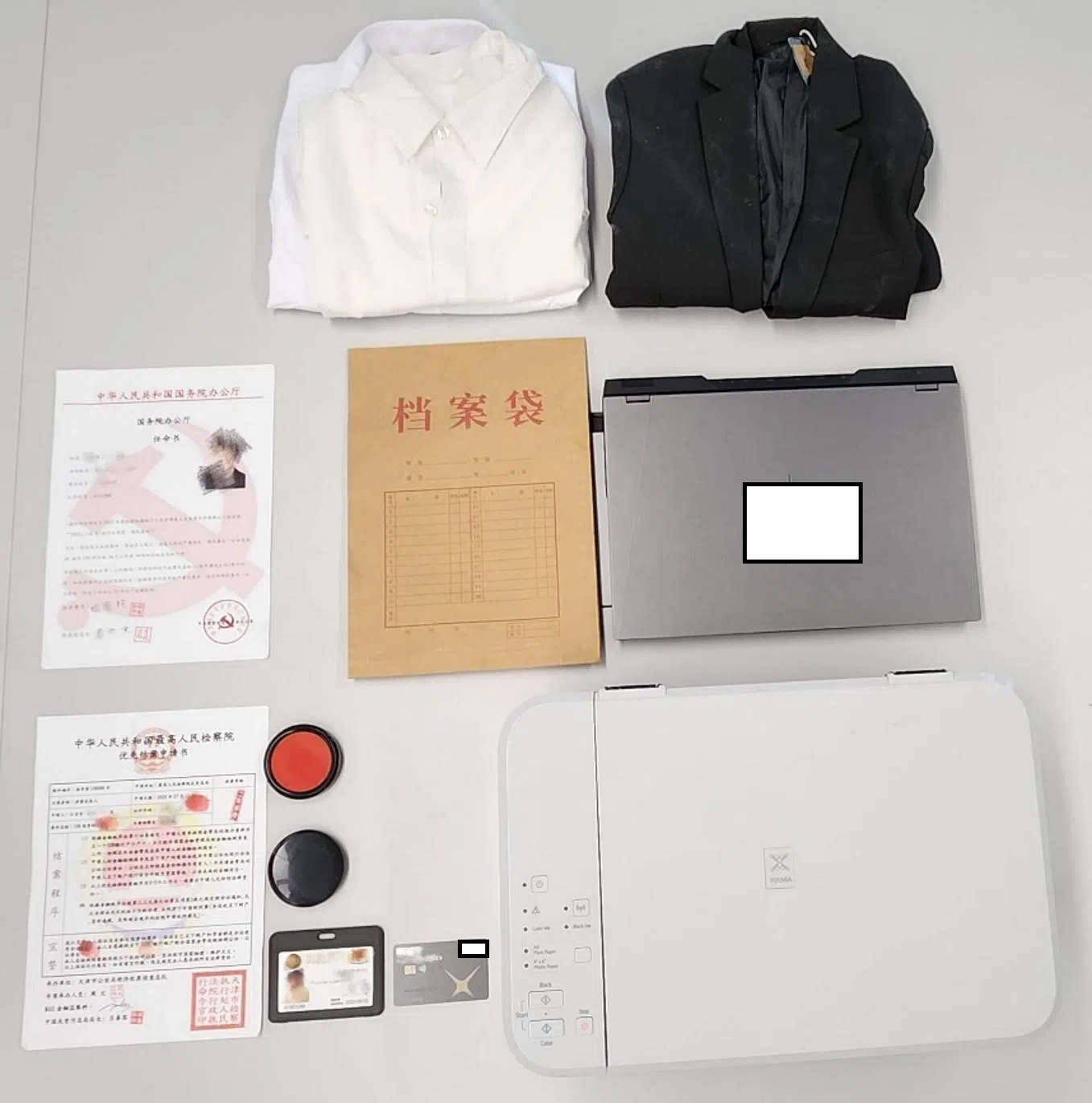 警方从被告的住所搜出伪造证件等证物。（警方提供）