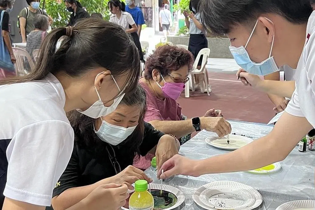 【校果】鼓励活跃乐龄生活 裕驱初院学生教年长者折纸做包包