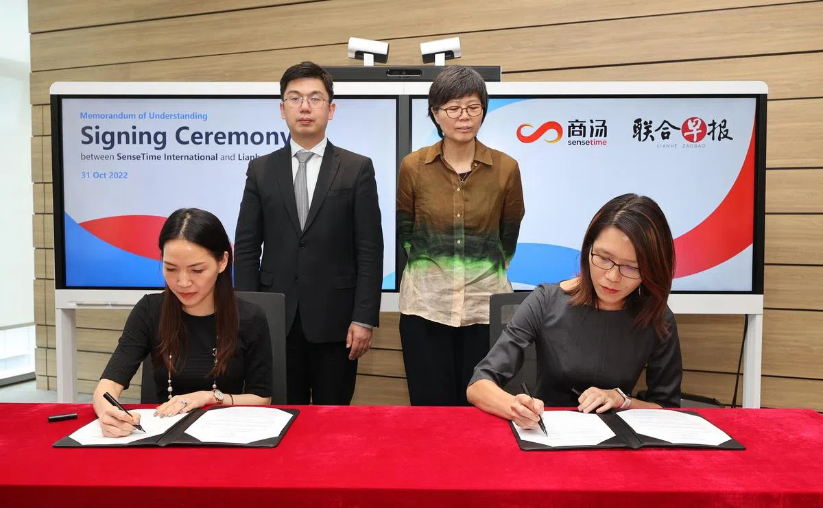 华文媒体集团营运总编辑罗文燕（右一）和商汤科技国际战略伙伴关系部总监连慧伦（左一），在华文媒体集团社长李慧玲（右二）和商汤科技董事长兼首席执行官徐立博士（左二）的见证下，签署这项合作的备忘录。（唐家鸿摄）