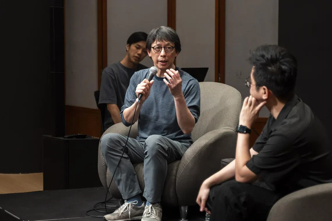 林奕华（中间）在2025年“戏谈华艺”系列与新加坡观众见面交流，本系列活动由刘晓义（右）策划并主持。（滨海艺术中心提供）