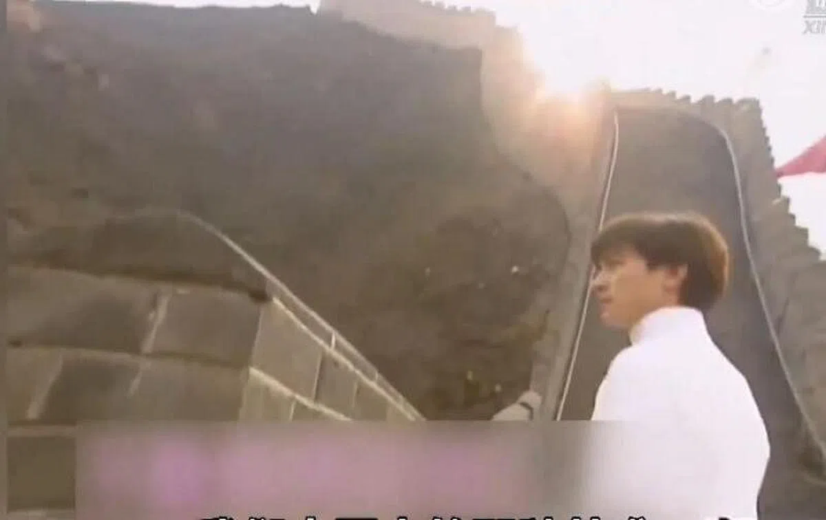 刘德华1997年登上长城拍《中国人》MV，想起中国人数千年的苦难。 （网络）