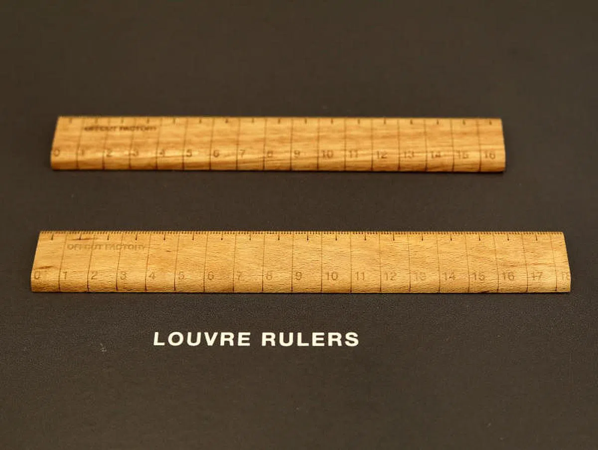 设计师物尽其用，长短不一的木尺展示剩木独特的魅力。