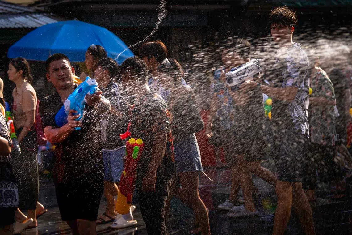 喷洒幸福之水，浇灌一份泼水节的美好。（蔡光发摄）