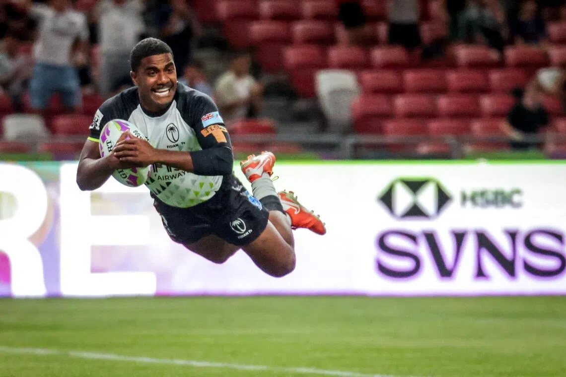 在斐济与法国一度战成14比12之时，斐济球员布卡约罗最后一攻达阵得分，彻底终结比赛悬念。（叶振忠摄）