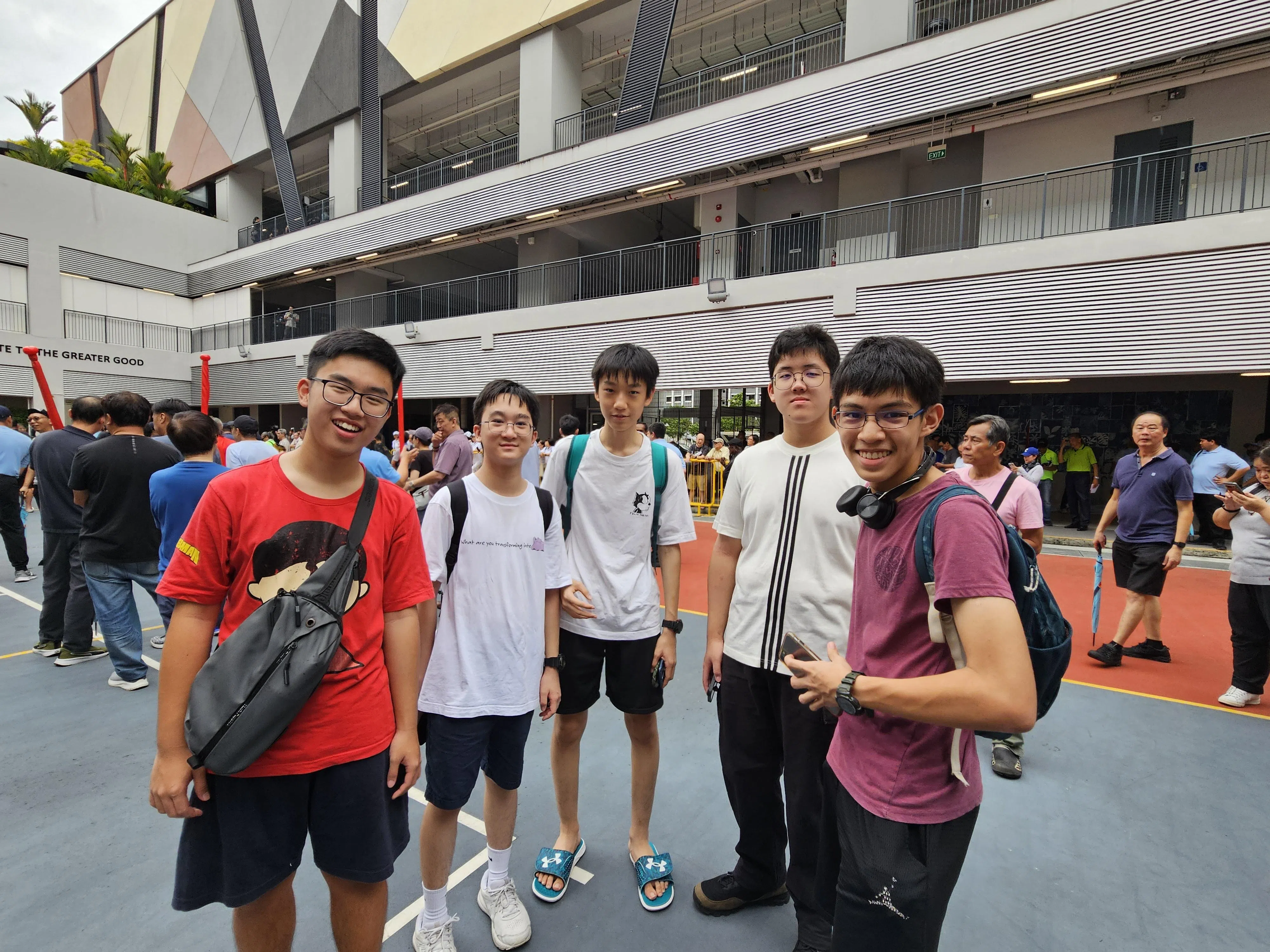 尤索夫依萨提名站，五名中学生回校感受提明日现场的气氛。从左起，郭宇捷（15岁）、杨融斌（16岁）、柯承锐（16岁）、杨展豪（15岁）和Miguel Marquez（15岁）。