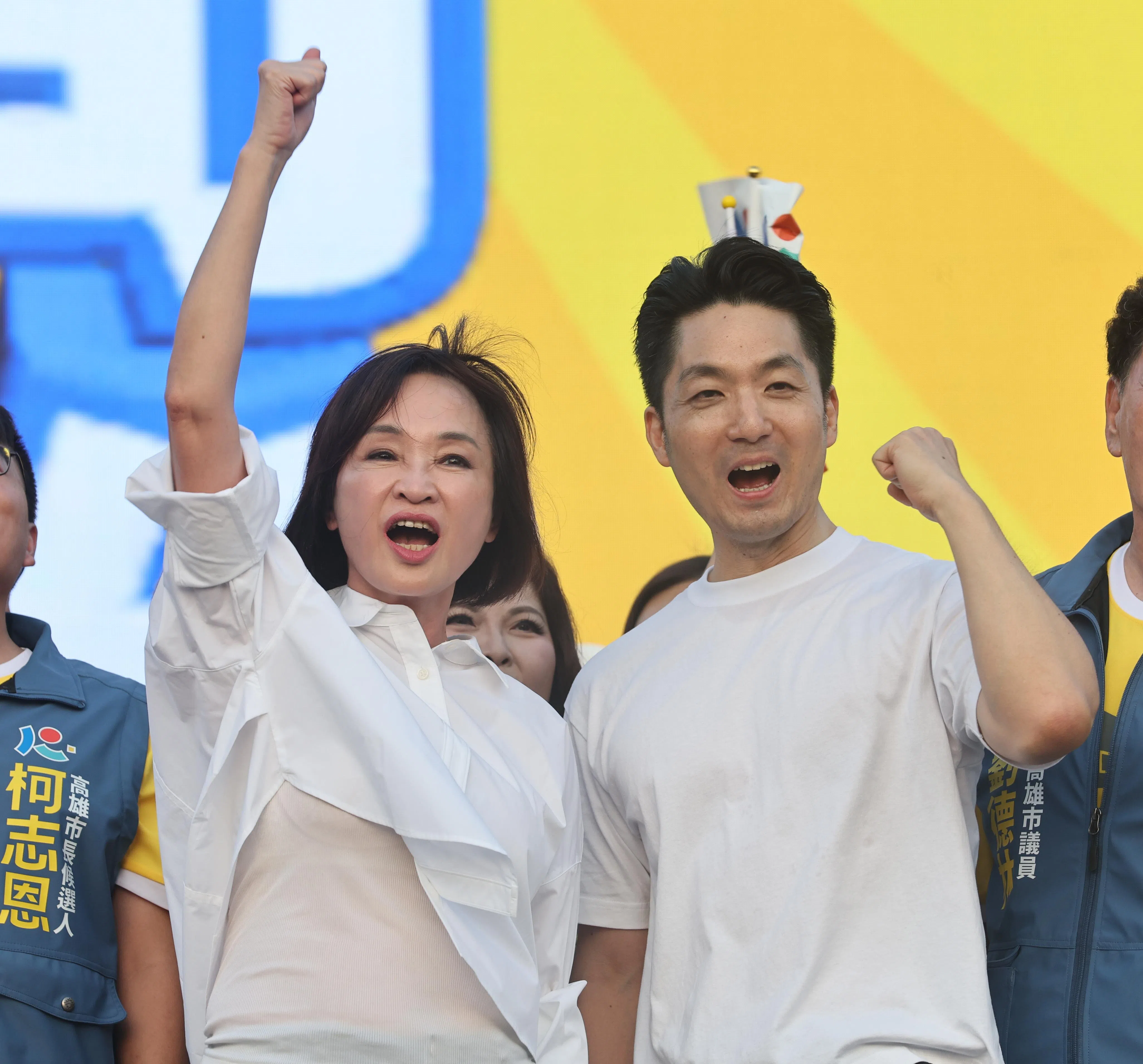民间智库信民协会民调显示，38%受访者认为台北市应继续由国民党执掌，42%认为应该换民进党做做看。图为国民党籍的台北市长蒋万安（右）9月19日为该党高雄市长参选人、立委柯志恩（左）在凤山举行的造势活动站台助阵。（中通社）