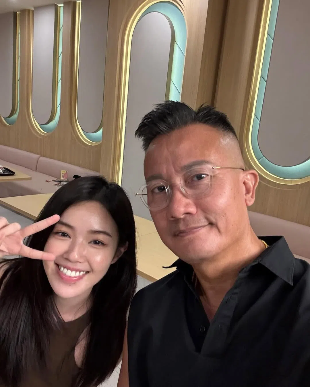 卓芳娴（左）在《青春小鸟》中与陈汉玮合作。（取自卓芳娴IG）