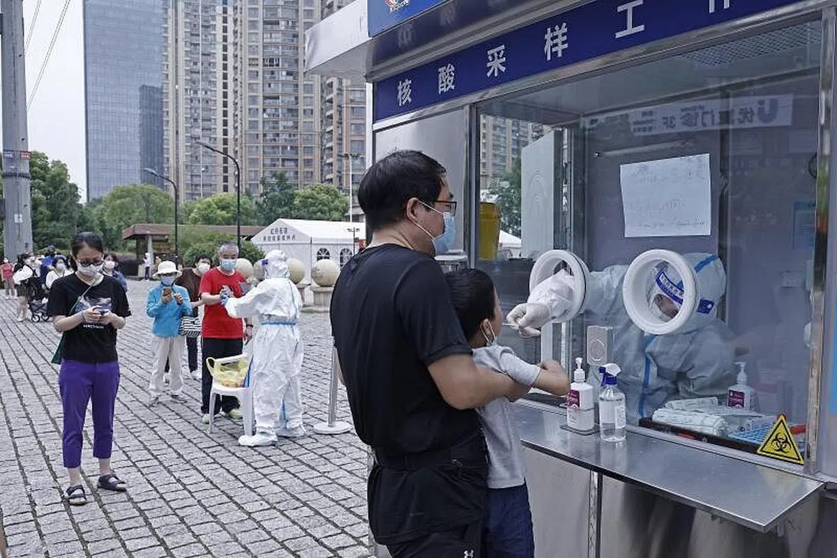 上海市民6月2日接受核酸采样。（中新社）