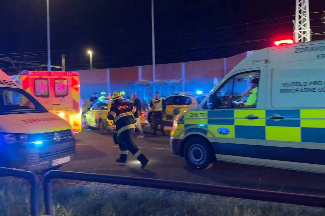 救援人员派遣九辆救护车、两架直升机和60多名专业和志愿消防员到场救助伤员。（路透社）