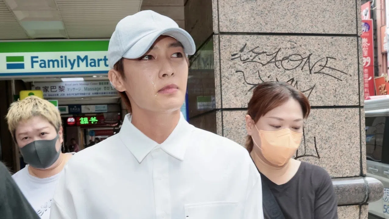 炎亚纶离开记者会后落泪。（互联网）