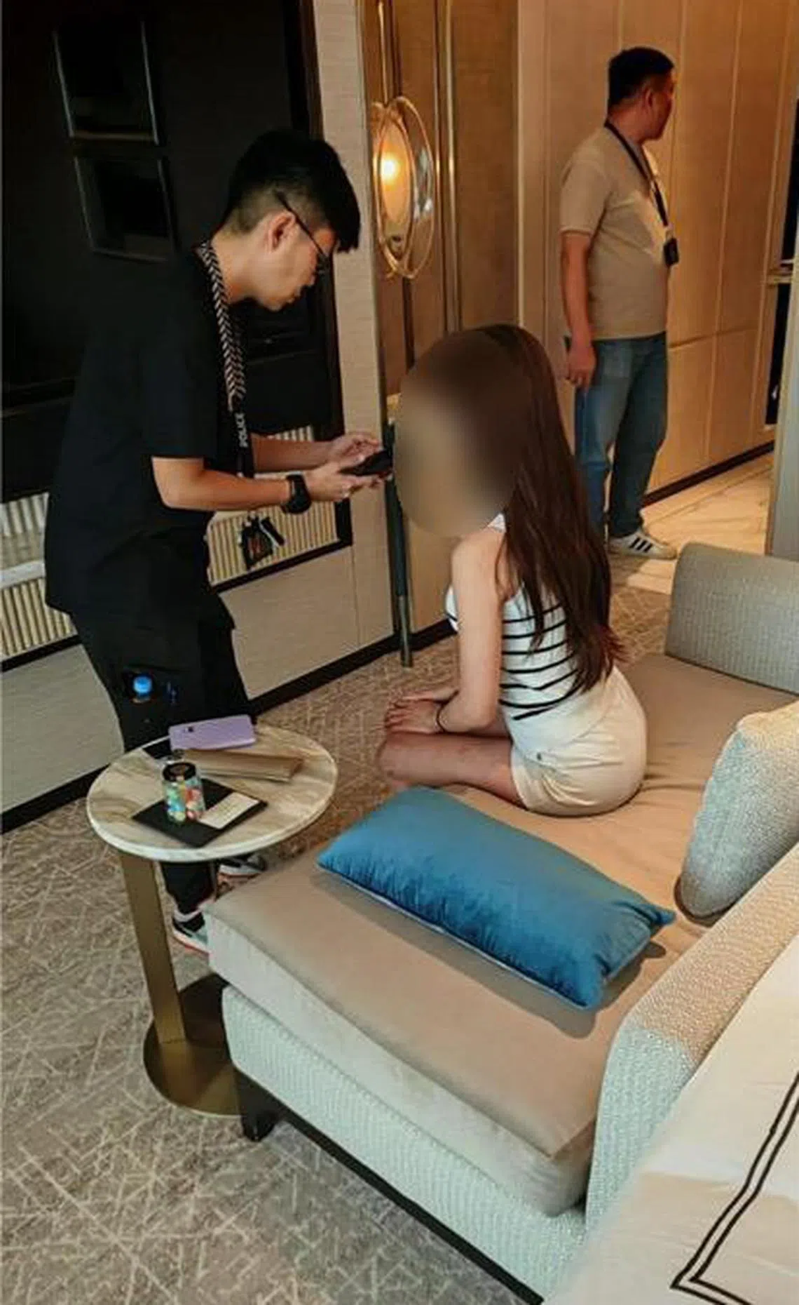 新加坡警察部队与香港警方联手，在本地逮捕三名性工作者。图为我国警方在本地办案的情况。（新加坡警察部队提供）