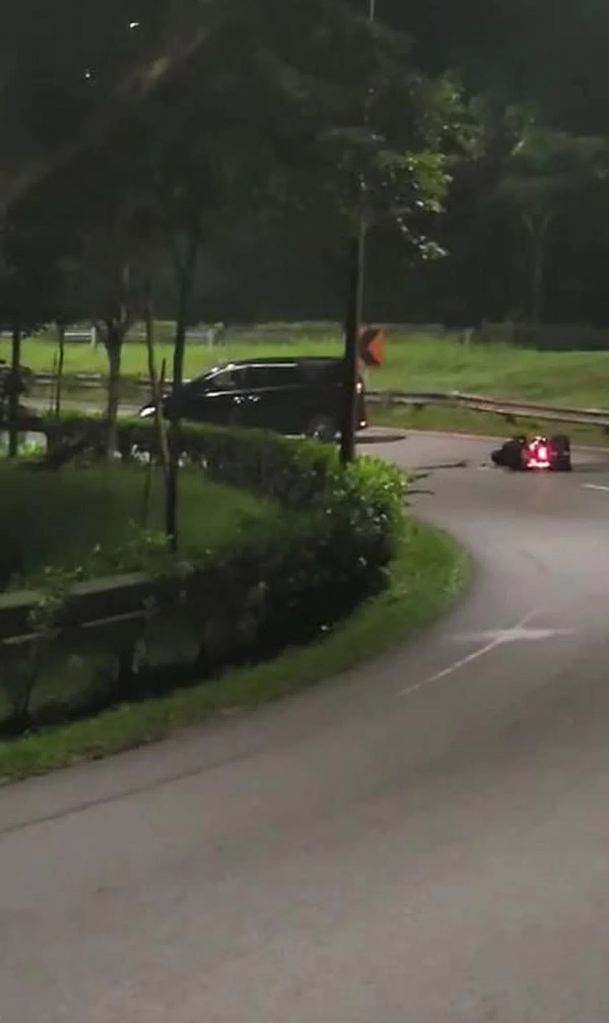 电单车骑士被撞后倒卧在地，驾驶者肇事后逃逸。（视频截图）