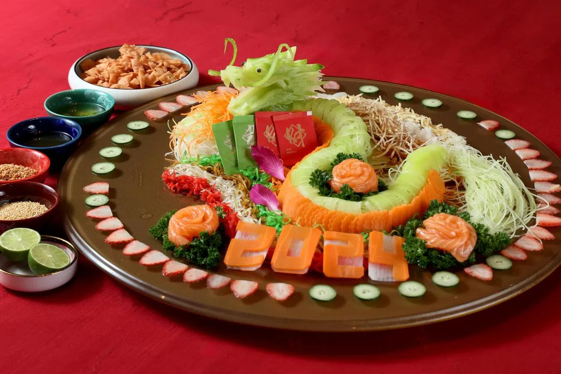 特别版龙造型的鱼生“龙腾虎跃齐捞起”。（龙国雄摄）