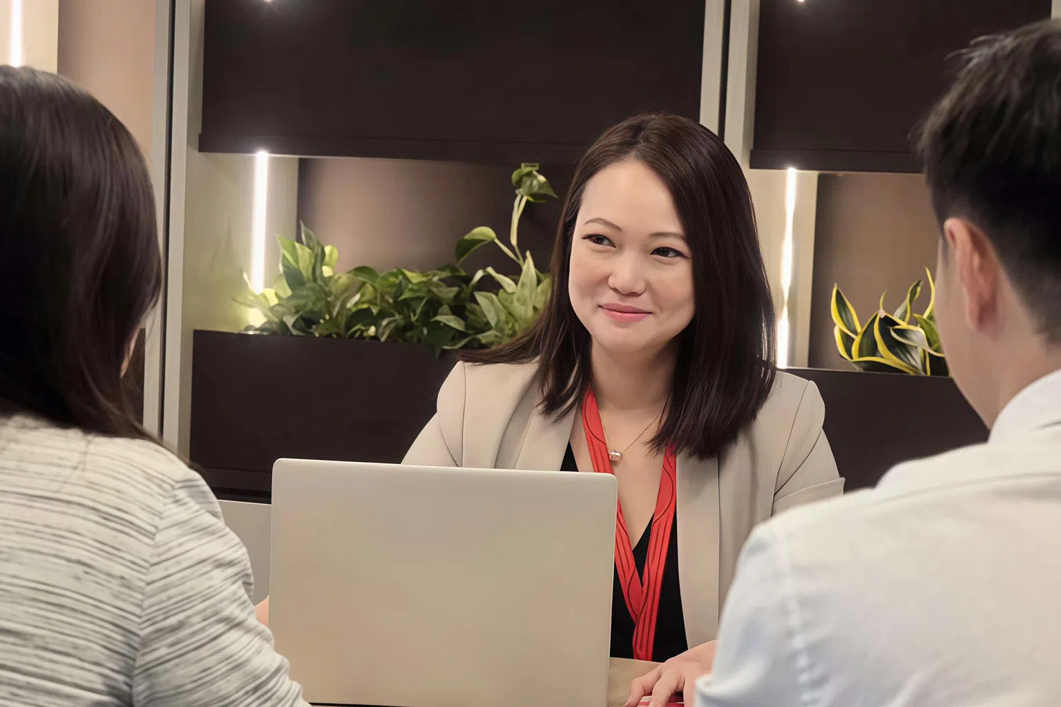 大东方客户与保单服务部主管陈京意（面对镜头者）指出，转型电子支付之后，公司客户的支票使用率已大幅度降低。（受访者提供）