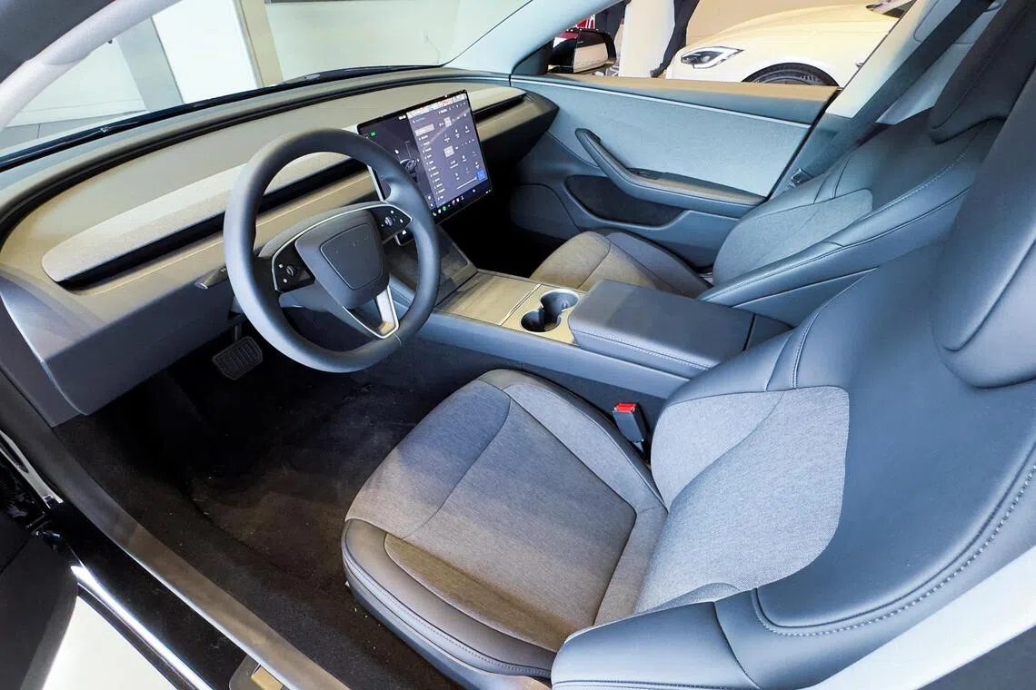 一名车主控诉，特斯拉Model 3电动车的手动开门装置“位置隐蔽、没有标示，在紧急情况下难以凭直觉找到”。（路透社档案照）