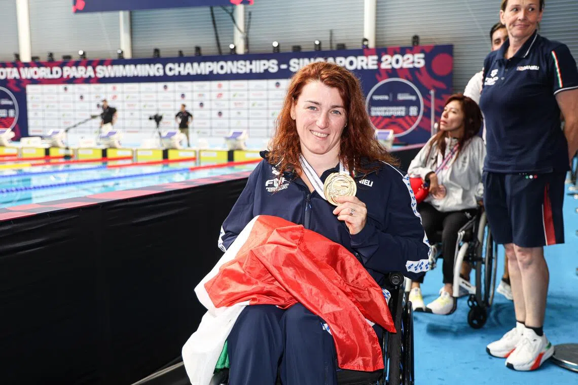 阿乔拉星期二（23日）在和我国泳将叶品秀同场竞技的女子100米S2级仰泳决赛中只获第六，隔天一扫郁闷摘金。（关俊威摄）