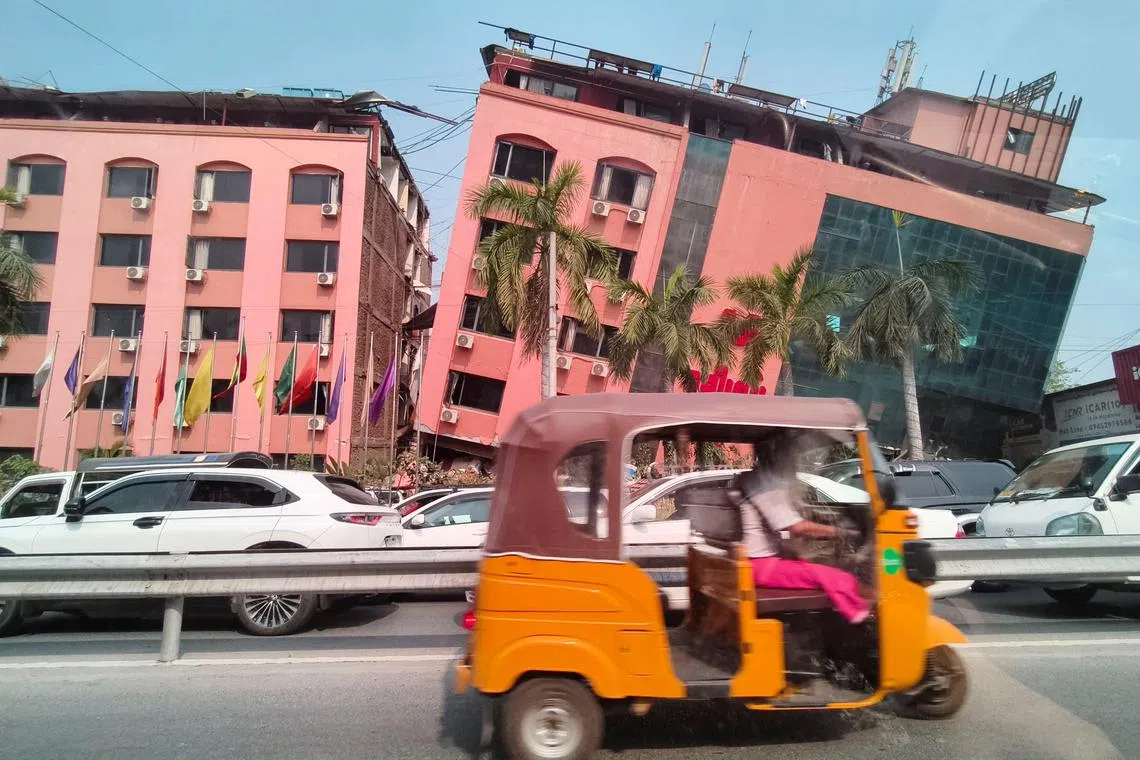 曼德勒市一栋六层建筑因强震受损而歪斜。（路透社）