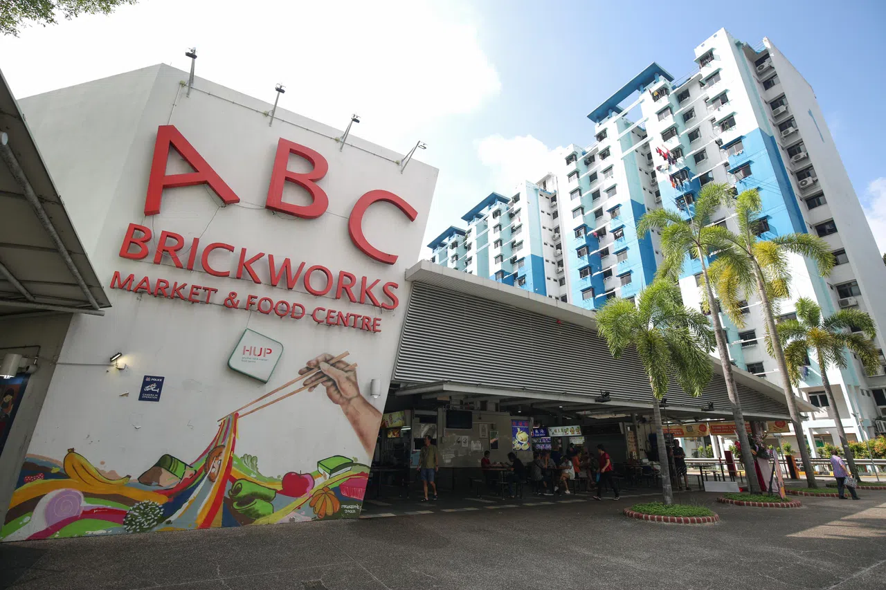 ABC砖厂巴刹与熟食中心售卖各式食物，午餐时段人潮汹涌。（李姿仪摄）