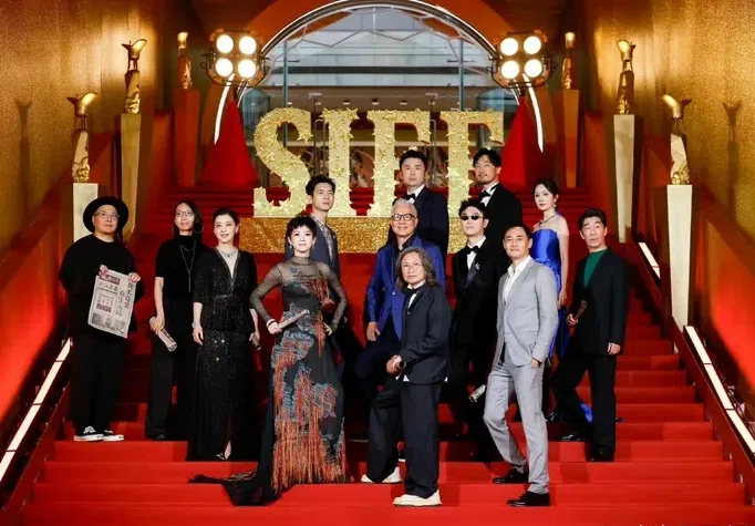 章子怡、杨幂与《酱园弄‧悬案》剧组走上红毯。（互联网）