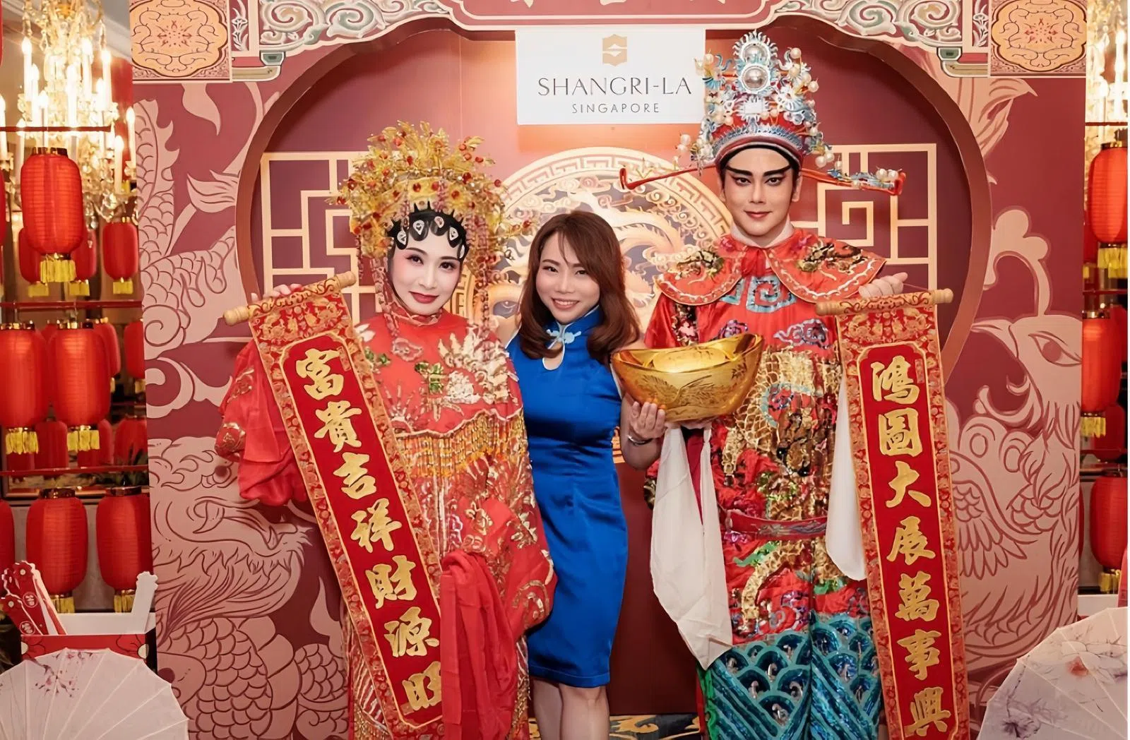 花旦碧君（左起）、新加坡香格里拉市场行销部总监邱淑芬，和沈炜竣在他近期主持的新春活动上合影。（新加坡香格里拉提供）