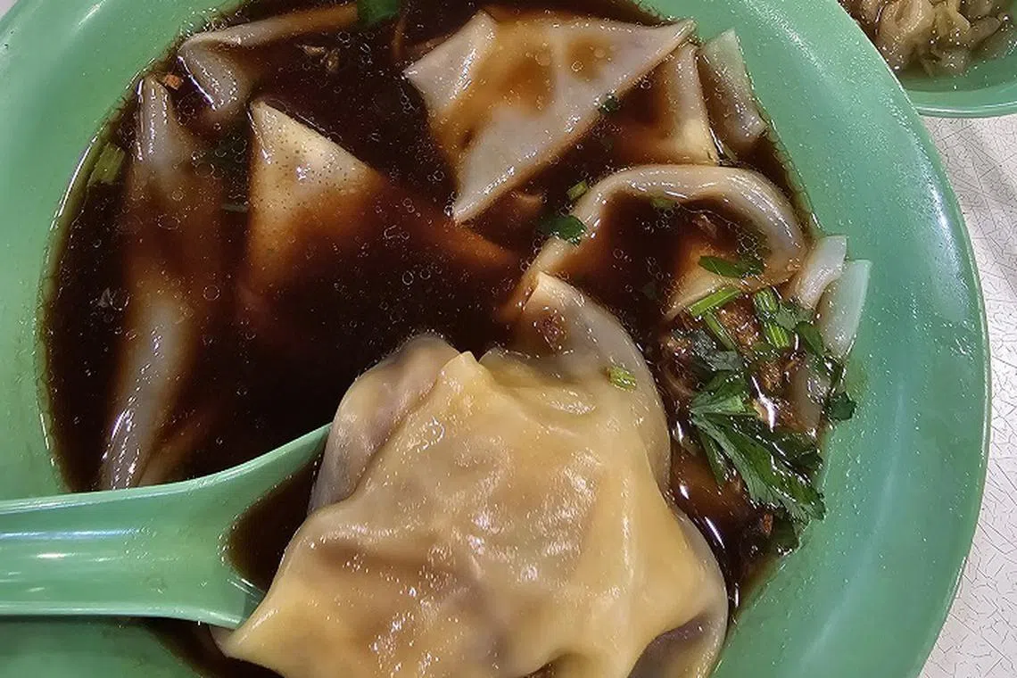 粿汁粿片口感喜好因人而异，老三粿汁·猪什汤的粿片，口感软糯。（黄亿敏摄）
