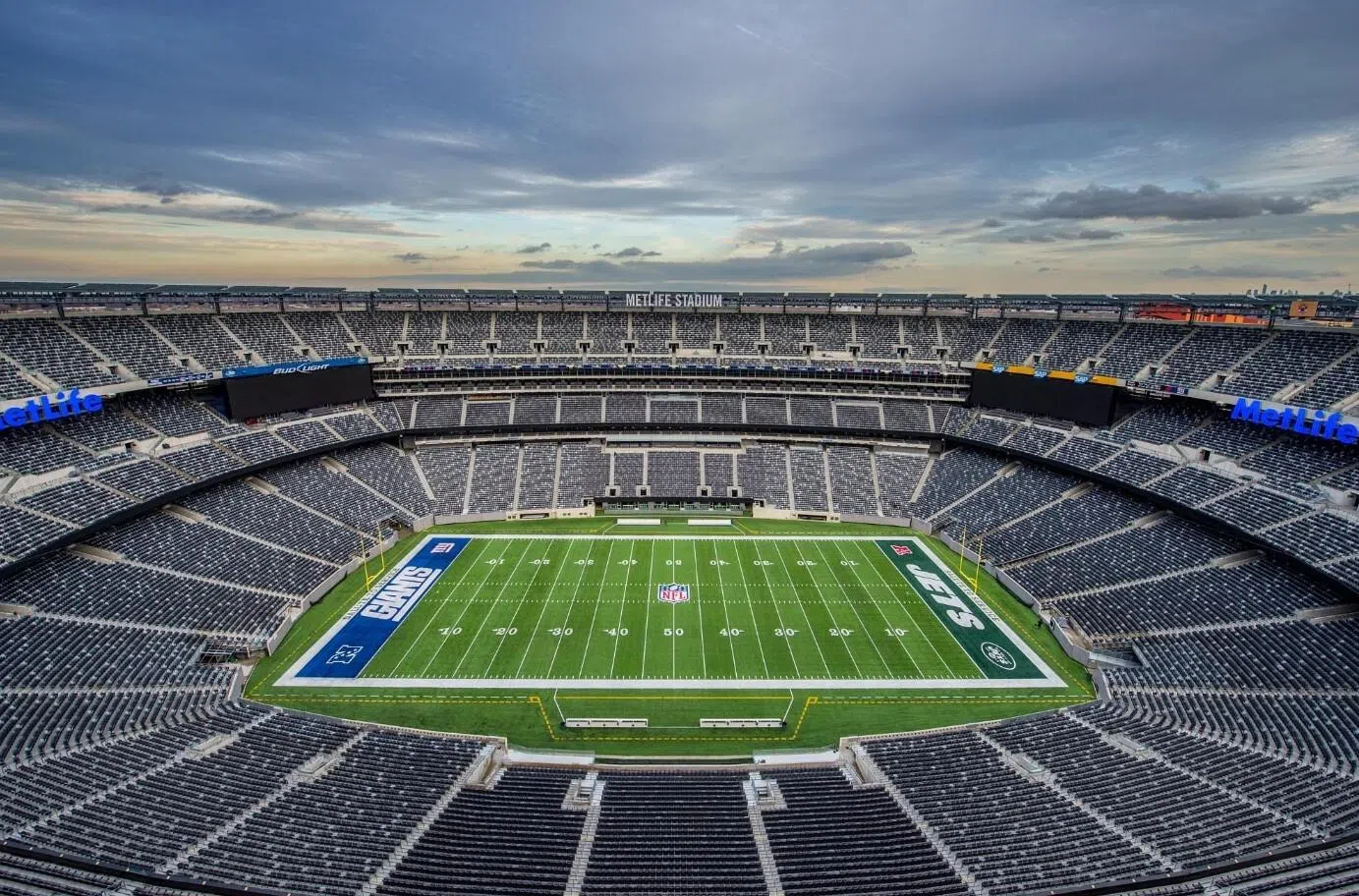 MetLife Stadium纽约大都会人寿体育场，碗状看台设计让球迷能贴近赛场。（互联网）