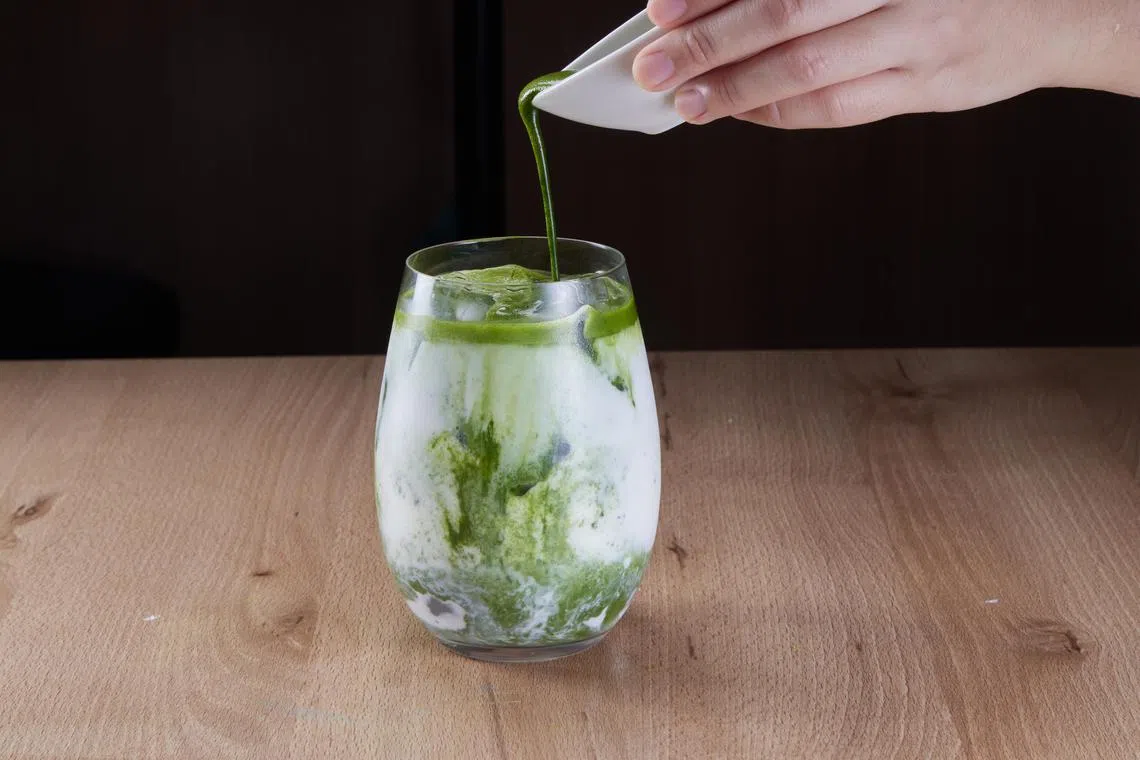 配有蕨饼的抹茶拿铁，多层口感。（餐馆提供）