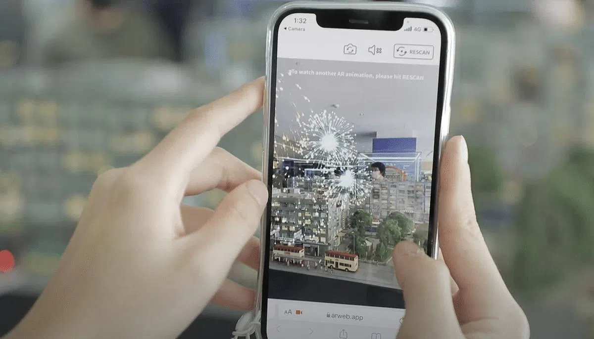 该展品有许多AR特效，公众可以通过扫描QR码“激活”展品（林国明摄）。