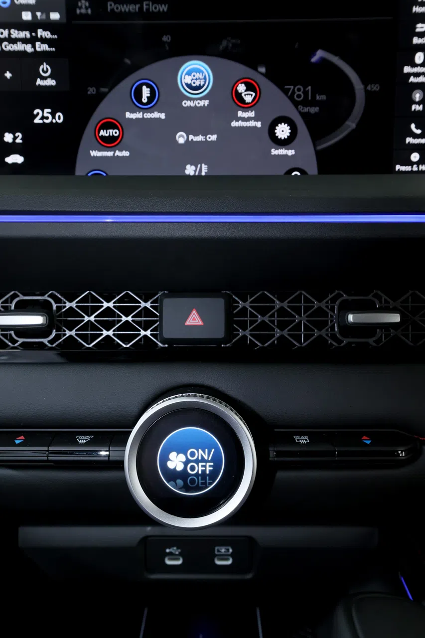 中控屏下方增添控制旋钮，主要用于冷气温度调节。（龙国雄摄）