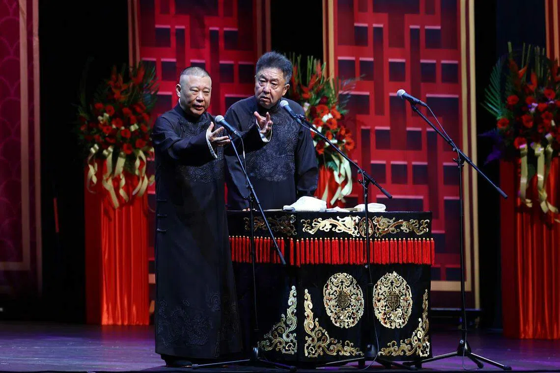 郭德纲（左）和老搭档于谦5月27日在新加坡星宇表演艺术中心演出，一登场，全场尖叫声四起。（陈渊庄摄）