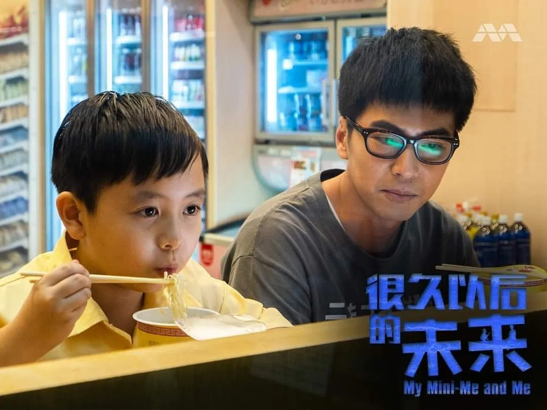 黄企健（左）凭《很久以后的未来》击败方展发夺下视帝，成为新加坡区最佳男主角。（取自黄企健IG）