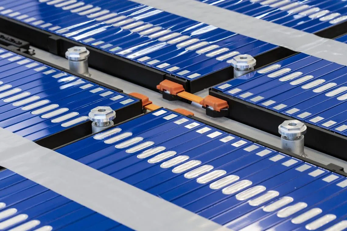 数据表明，尽管太阳能和电池领域存在产能过剩，但中国电动车行业可能无此问题。照片为中国合肥国轩高科技有限公司展示的电动车电池。（彭博社）