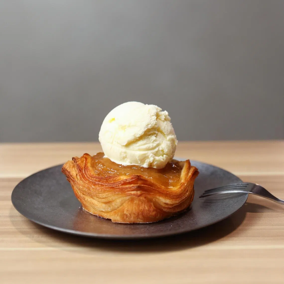 酥皮果挞遇上香草冰淇淋，冷热交织的双重享受。（白艳琳摄）