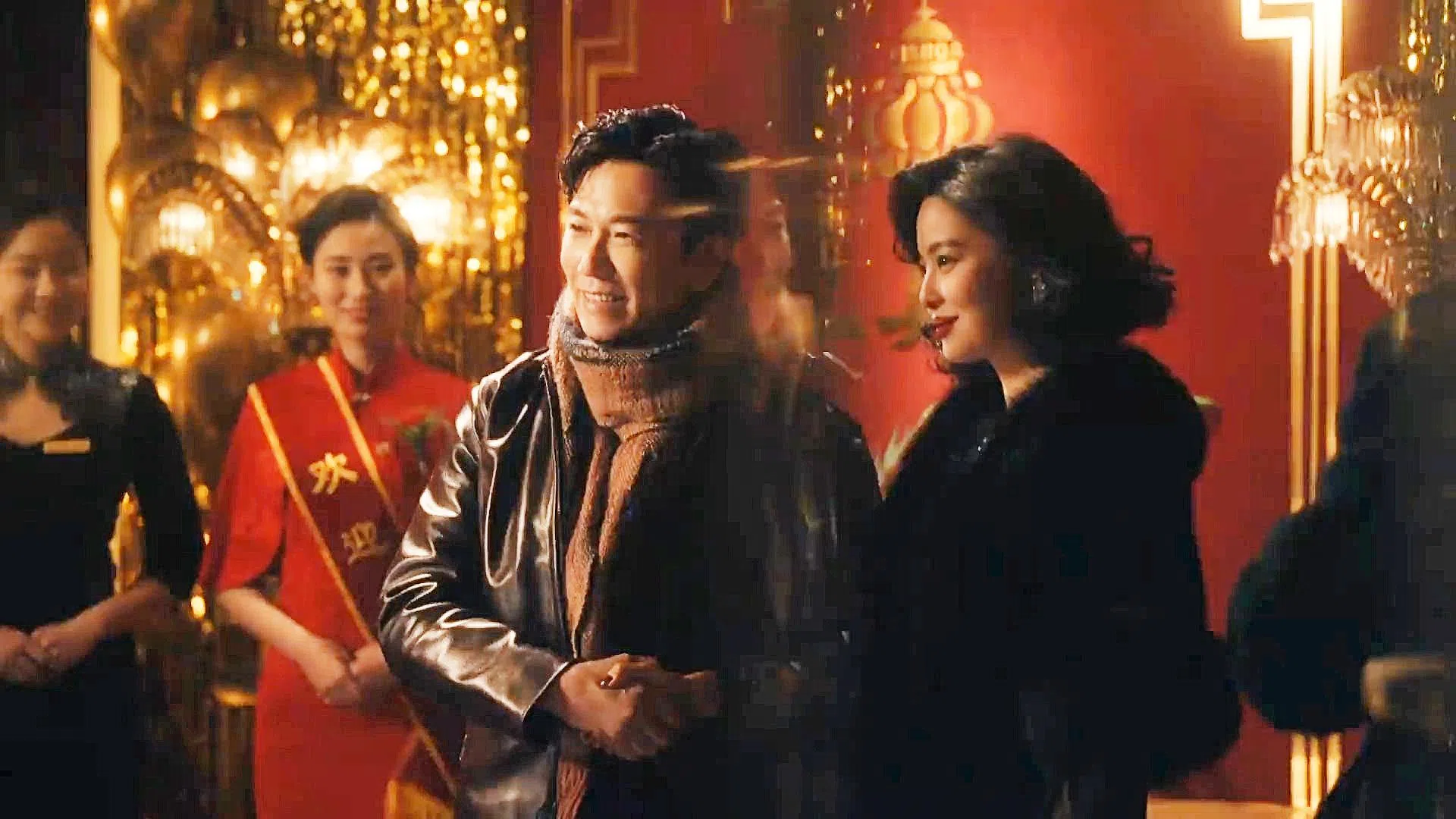 曾红极一时的温兆伦（中）演回自己，在至真园开业庆典上现身。右为饰演饭店老板娘李李的辛芷蕾。（互联网）