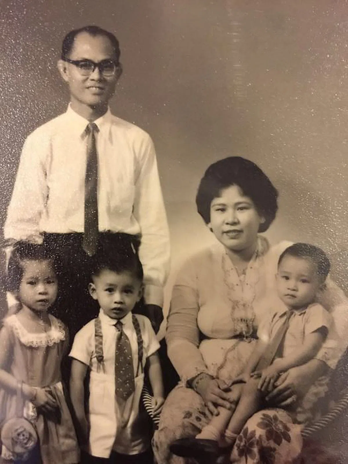 许连碹（左一）童年时拍的全家福。（取自面簿）