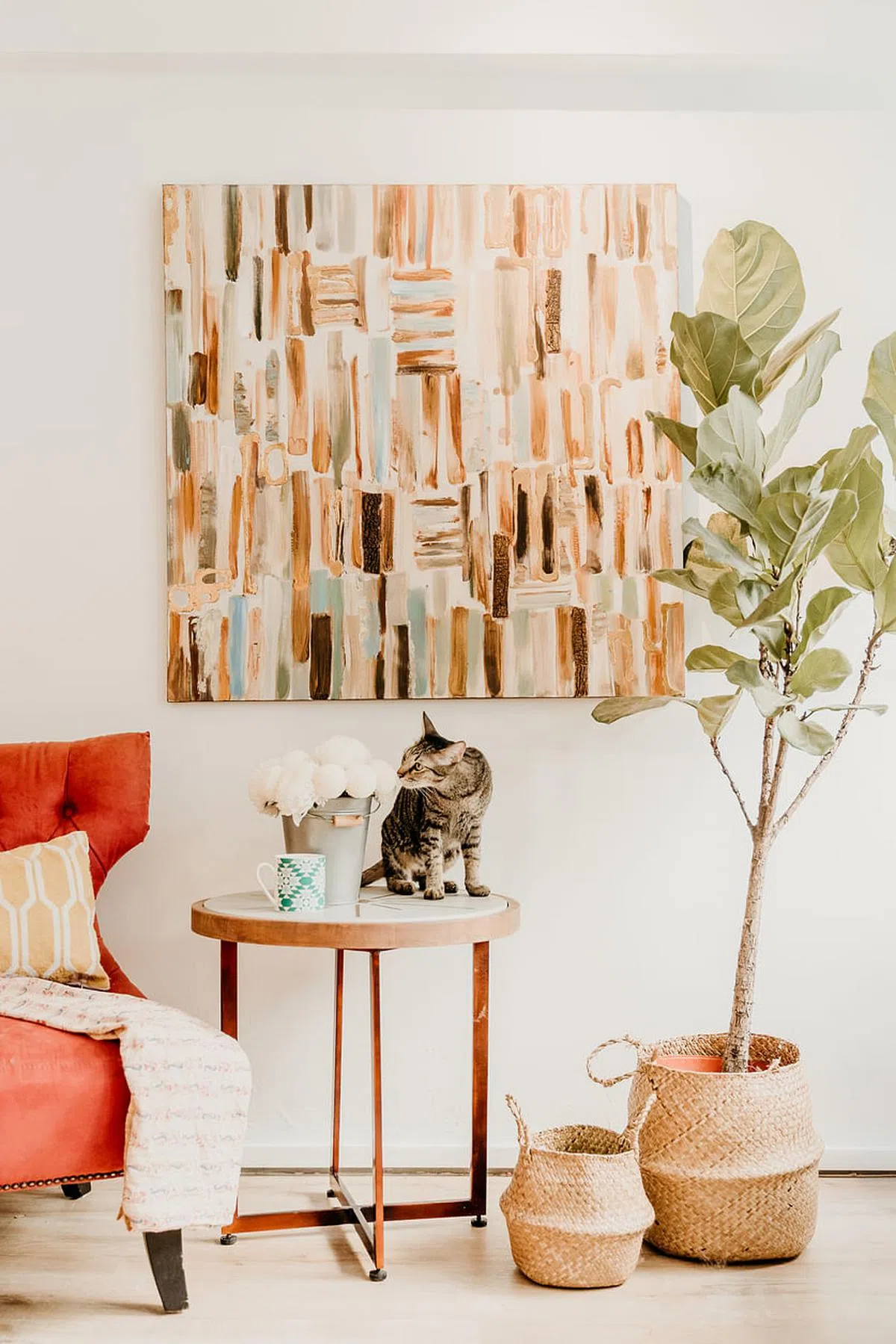 墙上的画作与室内家具完美搭配。（Wood Works Studio提供照片）