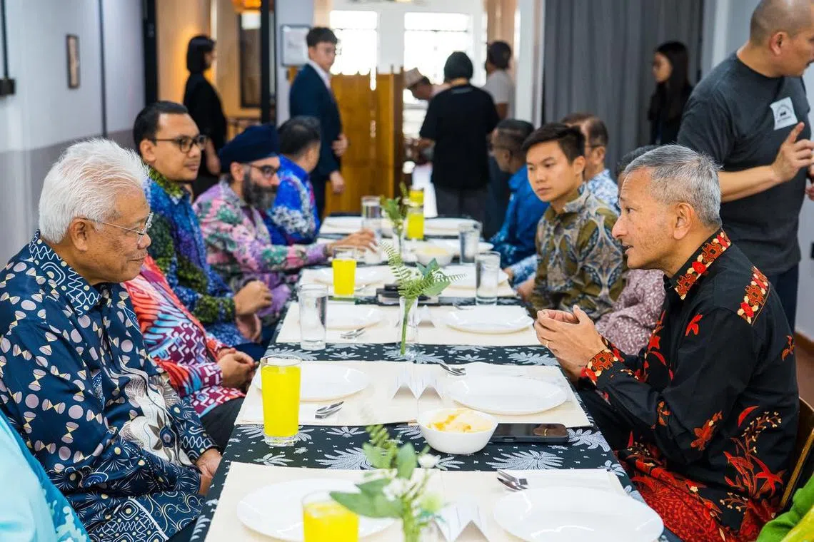 新加坡外交部长维文医生（右一）星期三会晤到访的马来西亚国会反对党领袖韩沙再努丁（左一）及团队，双方在午餐时进行了坦诚的交流。（取自维文脸书）