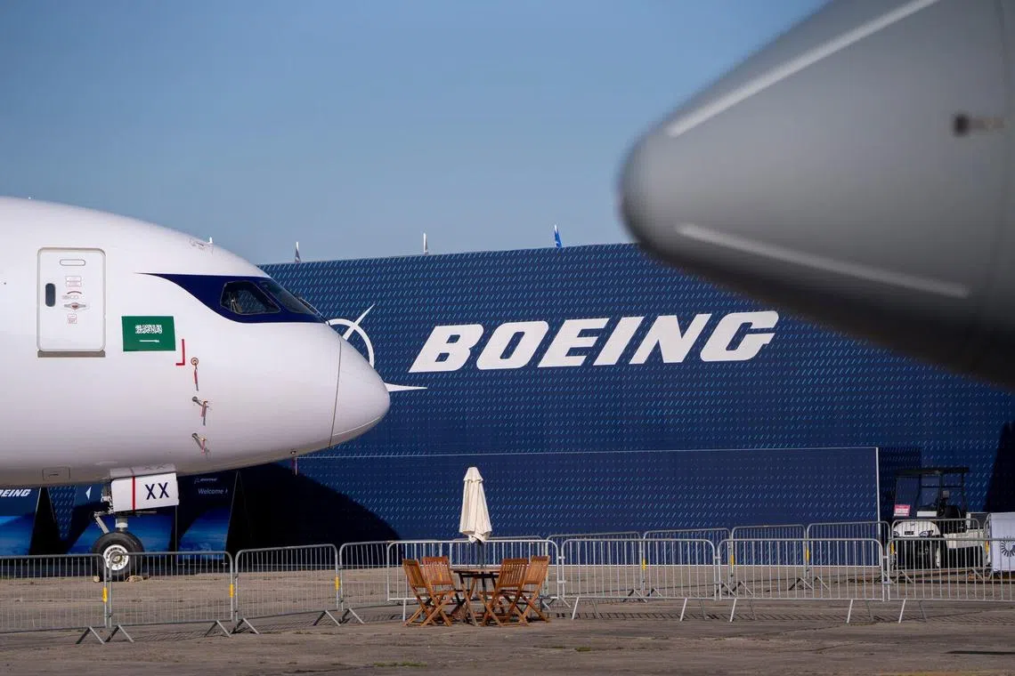 波音公司商用飞机市场营销副总裁赫尔斯特说，自疫情结束后，航空旅行需求就有所反弹，但是飞机的产量仅是疫情前的一半甚至更低，导致客机市场此刻短缺1500架至2000架。（彭博社）