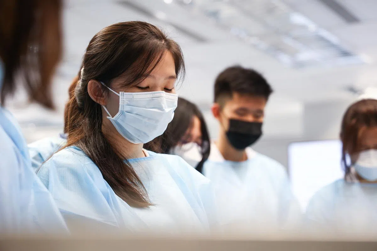 蔡佩臻端视“无语良师”，勉励自己要用功、努力从“老师”身上学习宝贵的知识。（李健玮摄）