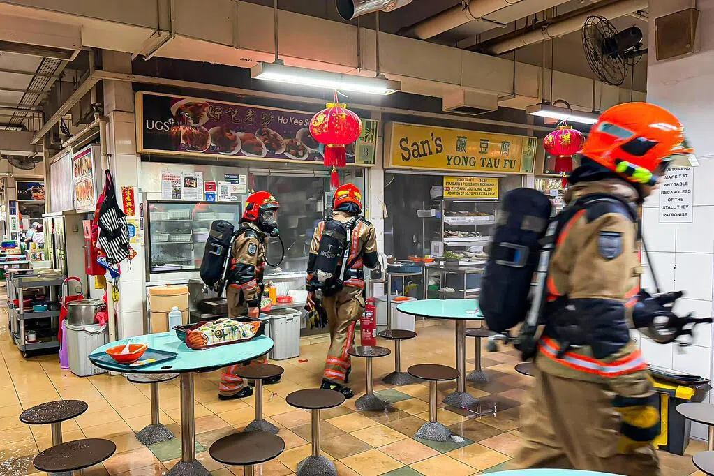 芳林熟食中心一煮炒摊失火 食客摊贩紧急疏散