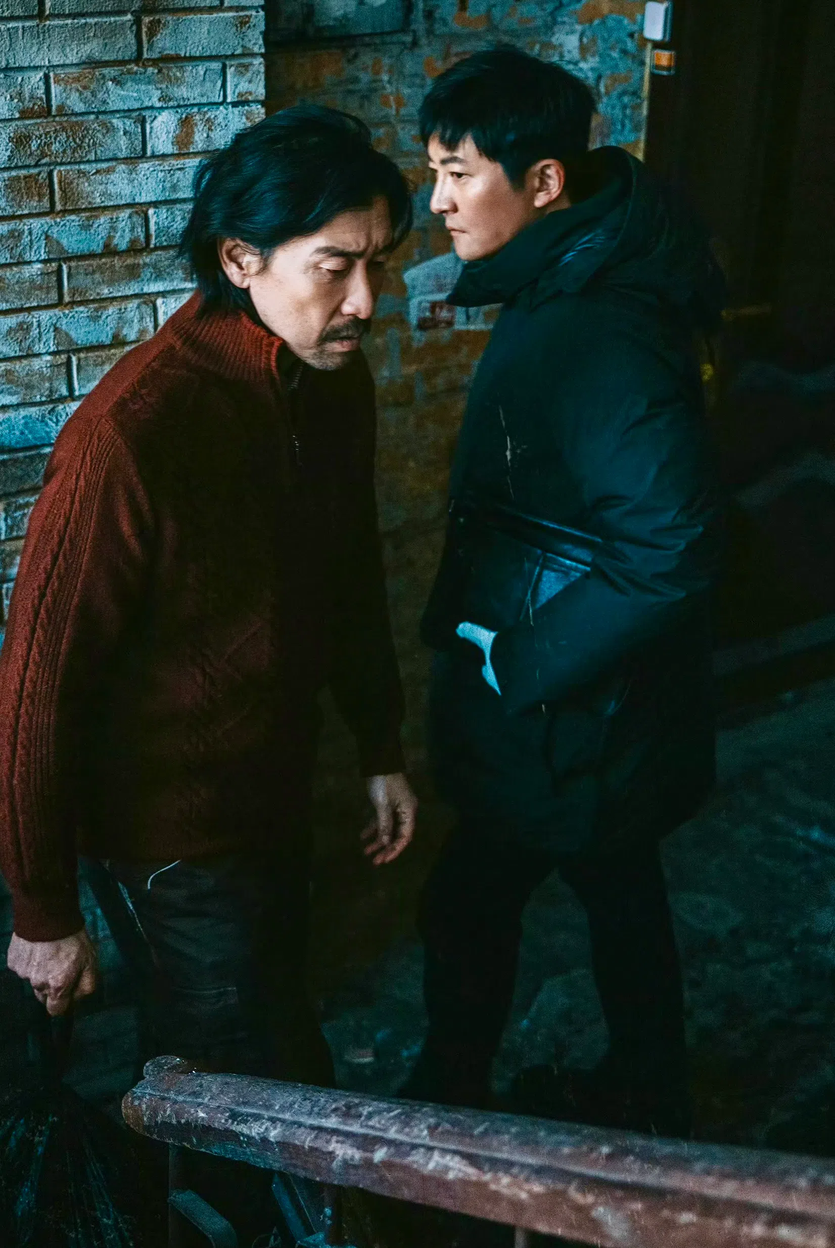 第一集中郭京飞（右）与正在下楼的凶手王千源（左）擦身而过。（取自剧集微博）