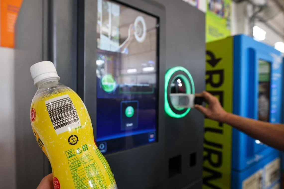 本地下月起逐步推行饮料瓶罐退费制，针对符合标准的150毫升至3公升铝罐和塑料饮料瓶罐，公众把旧瓶罐投入回收机后，可取回1角押金。（陈渊庄摄）