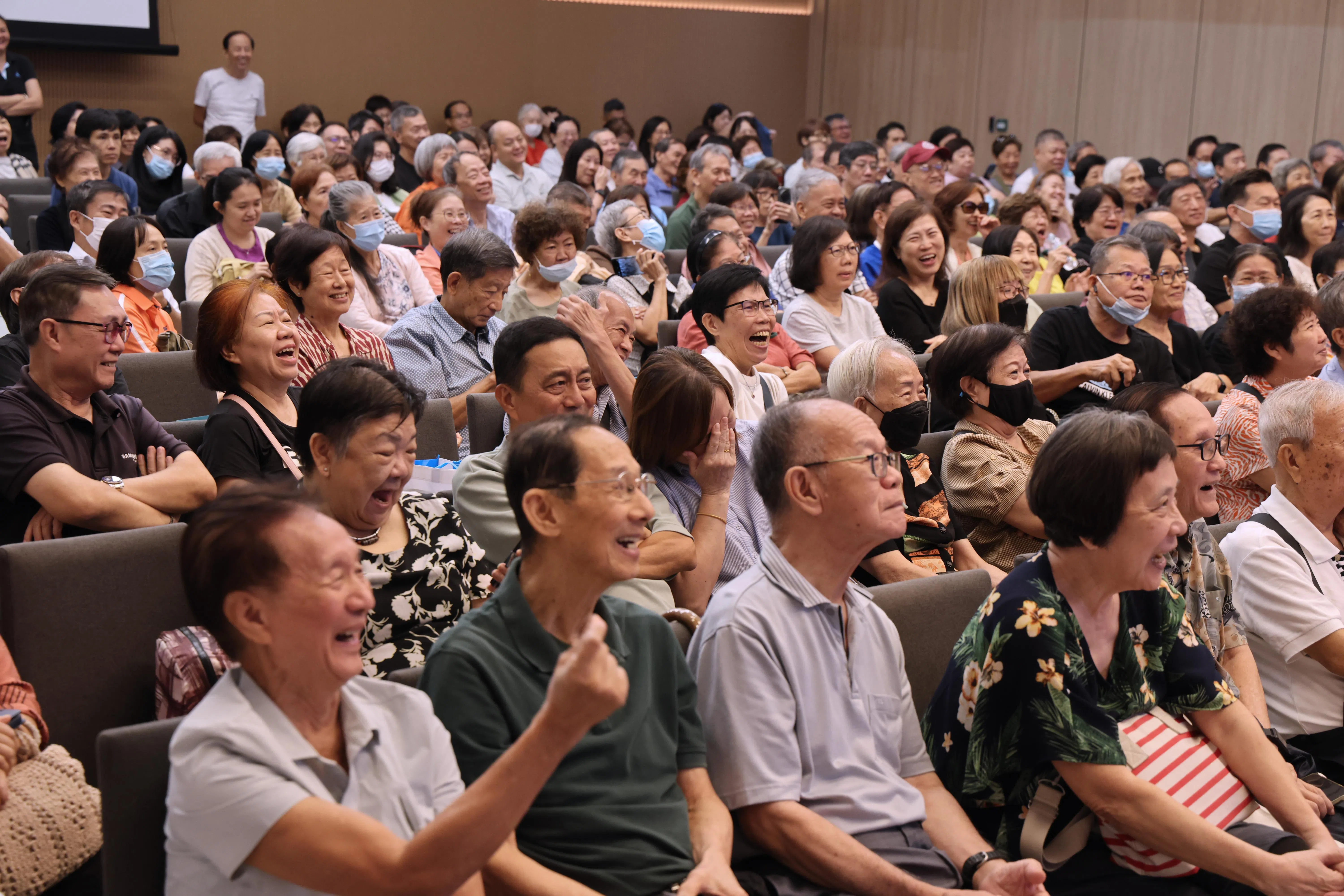 三位主讲者的讲解生动有趣，观众听得投入，笑声连连。（梁麒麟摄）