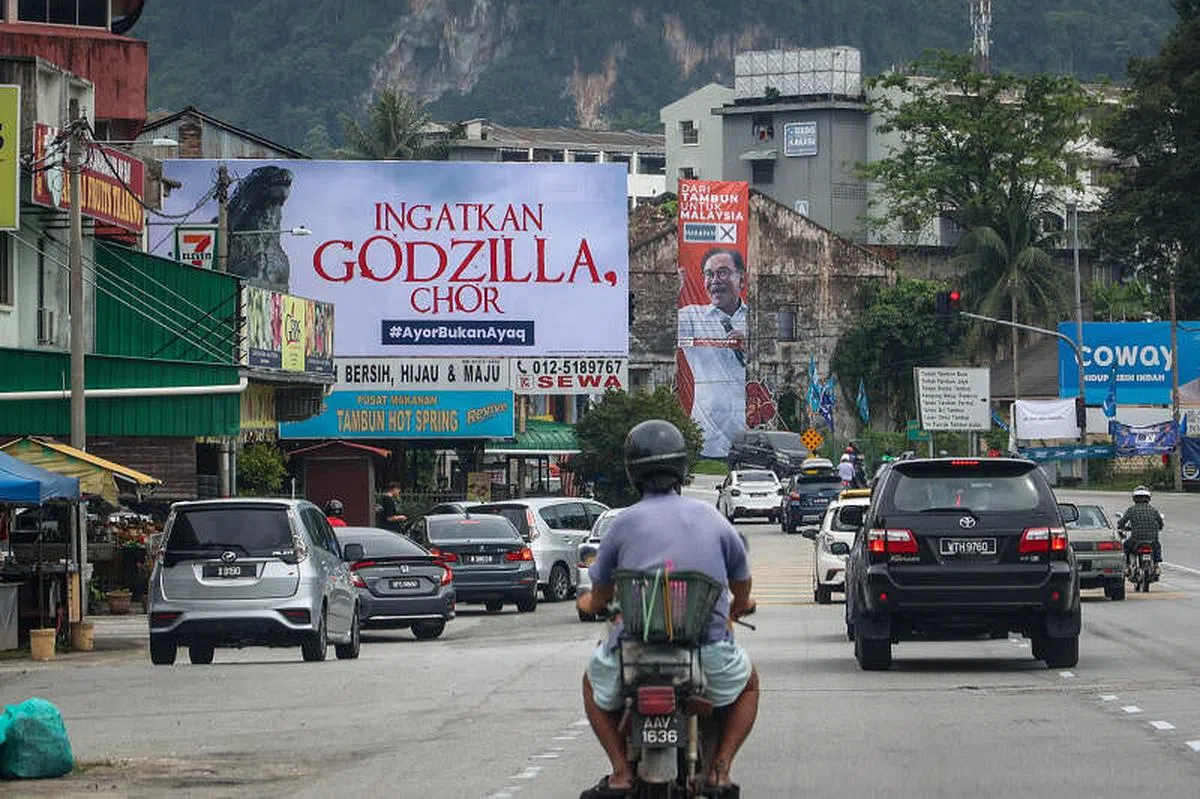 争夺霹雳州打扪国席的两名主要候选人希盟主席安华，以及寻求连任的国盟霹雳州前大臣阿末法依沙掀起巨型海报战。数日前打扪主要街道出现印有安华肖像的巨型海报，十分吸睛；国盟支持者随即反击，在一旁竖起写着“以为是哥斯拉啊，大哥”的海报，调侃安华的海报如哥斯拉般吓人。（叶振忠摄）