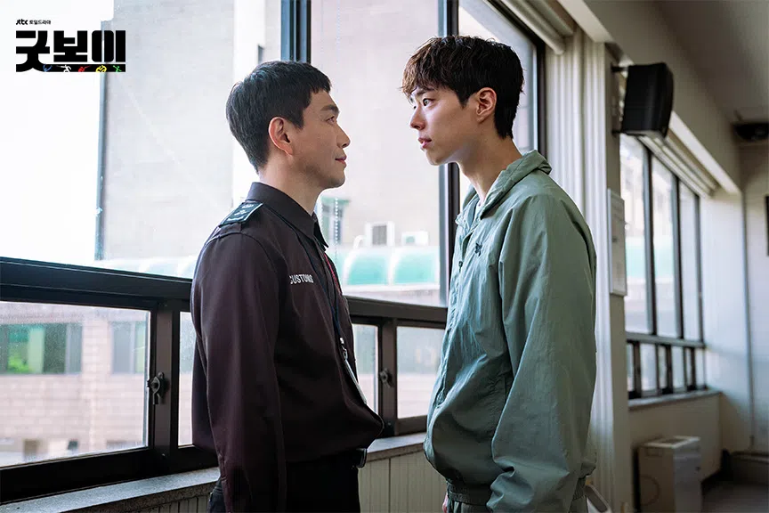 吴正世（左）饰演剧中的大反派，和朴宝剑有不少对戏。（取自JTBC官网）