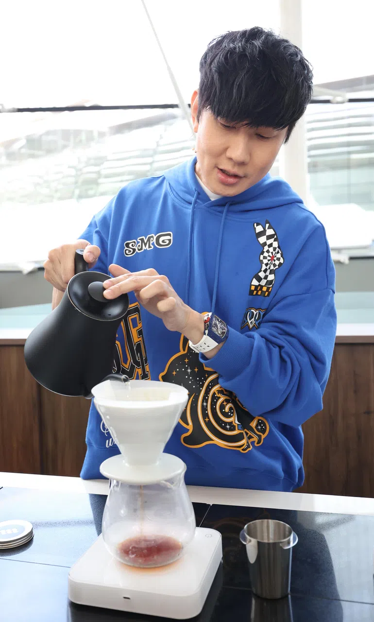 林俊杰示范手冲咖啡。（何家俊摄）