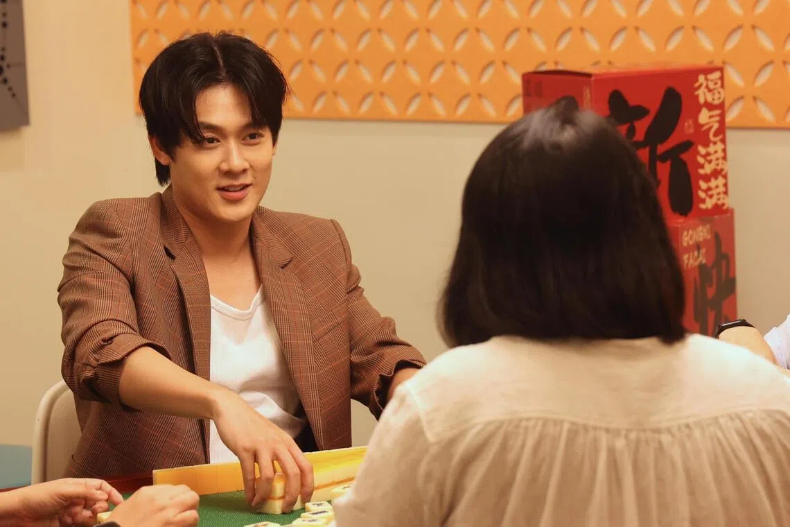 许瑞奇分身有术，一边打麻将一边受访难不倒他。（邬福梁摄）