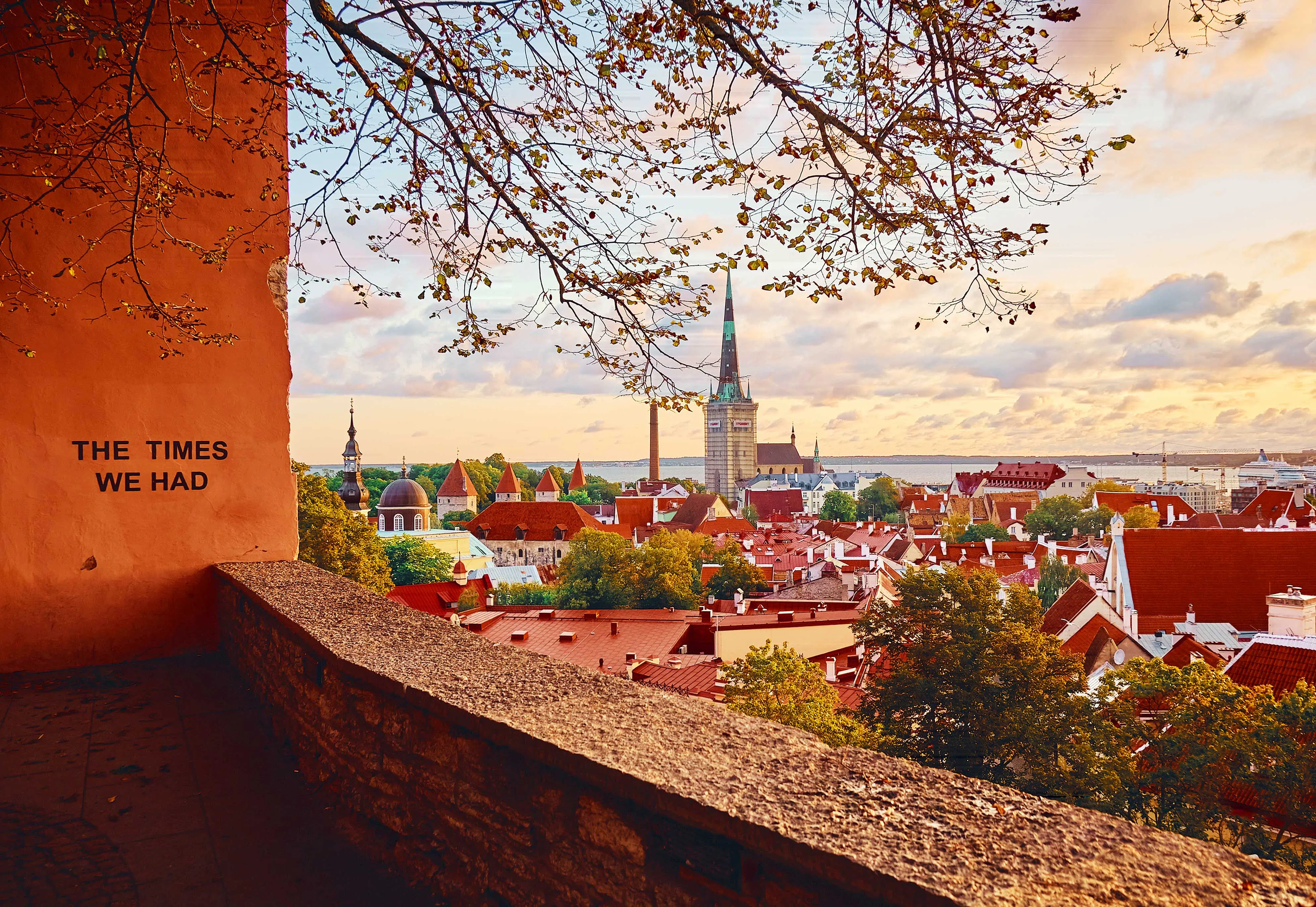 从科赫图萨观景台遥望远处的教堂和其他建筑，高低错落，如同童话故事中的城镇。（蓝天游摄）
