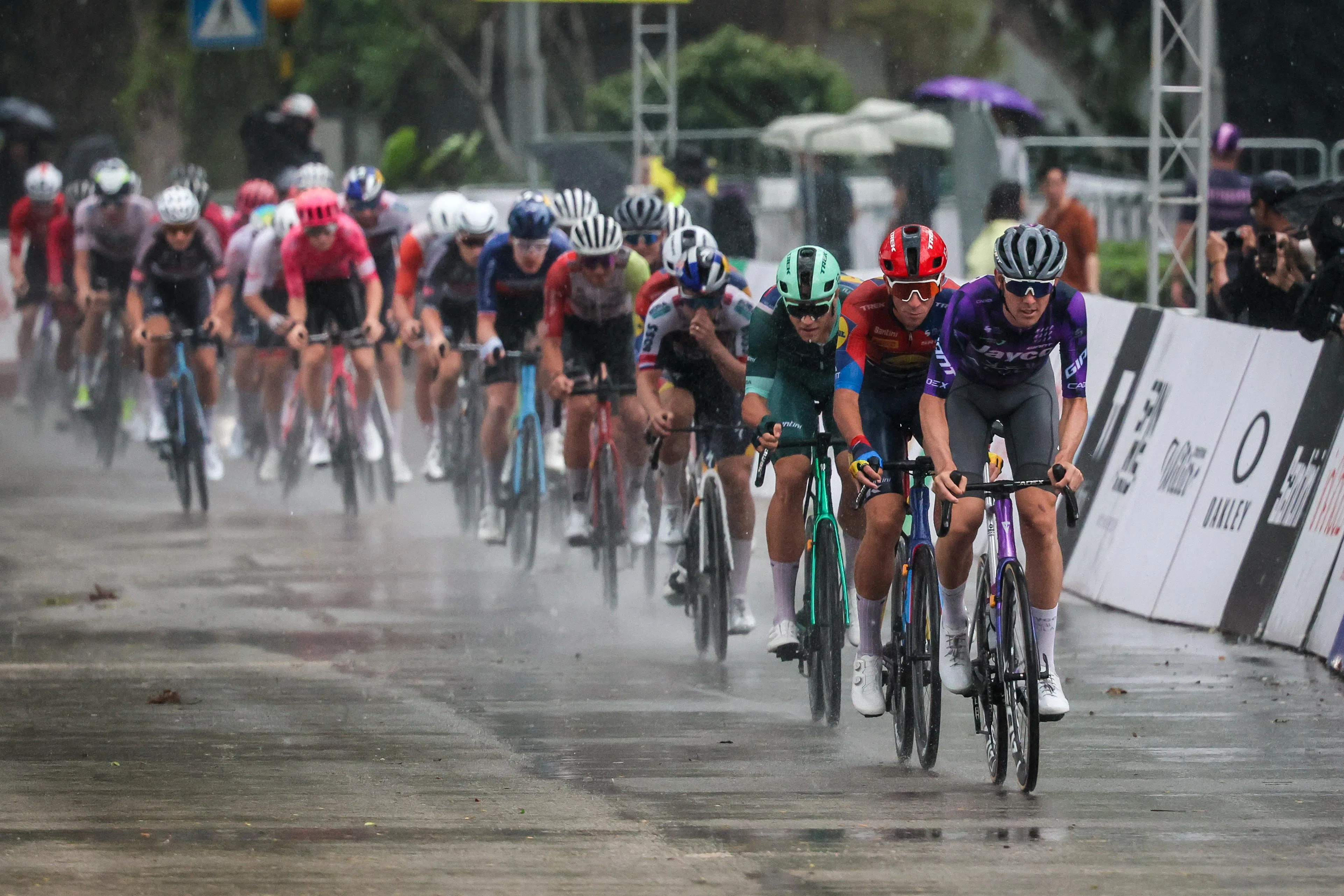 今年的路线直道更长，有利于选手充分发挥冲刺优势。（张俊杰摄）