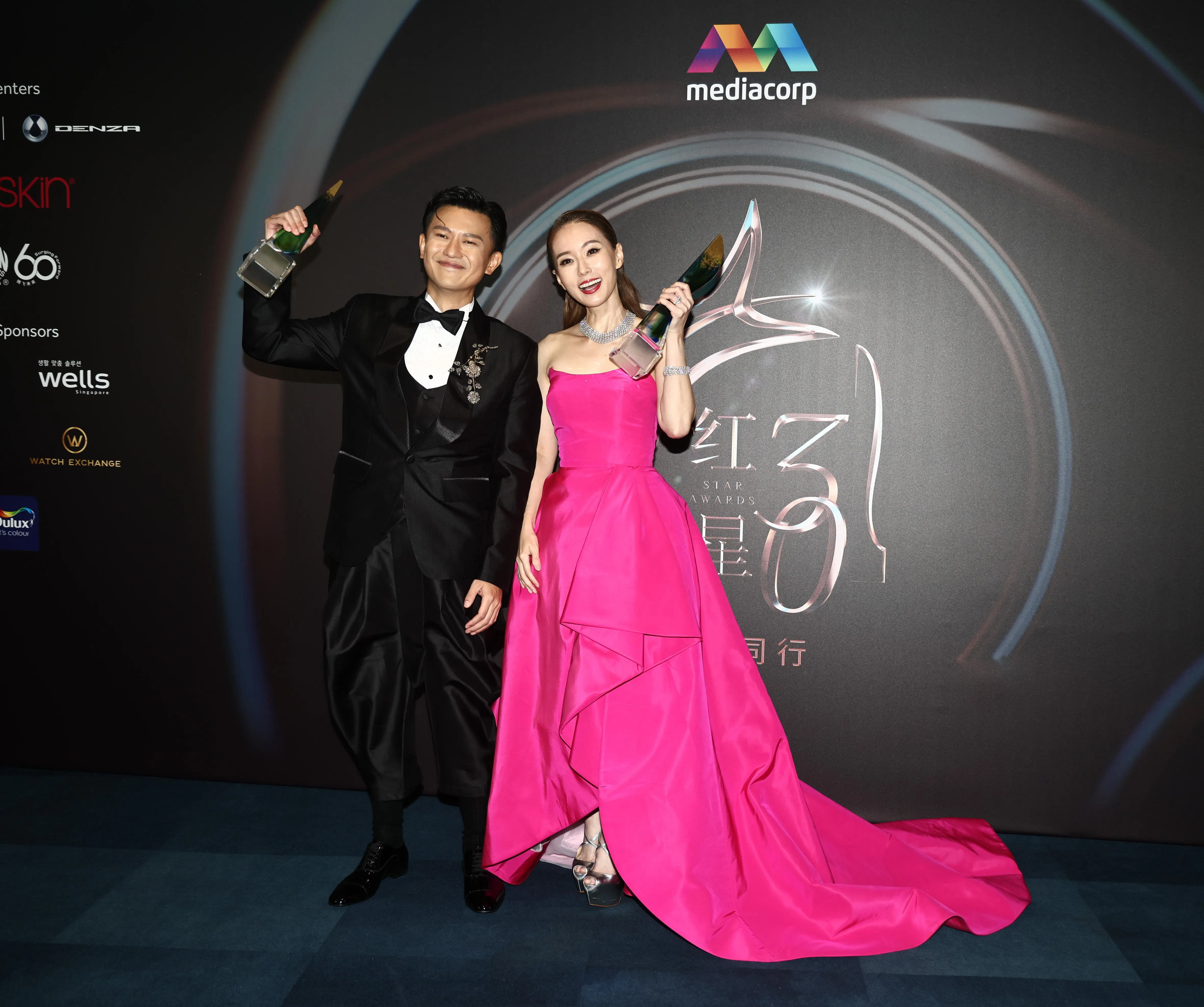 Pornsak（左）和林湘萍2025年领超级红星奖。（陈渊庄摄）